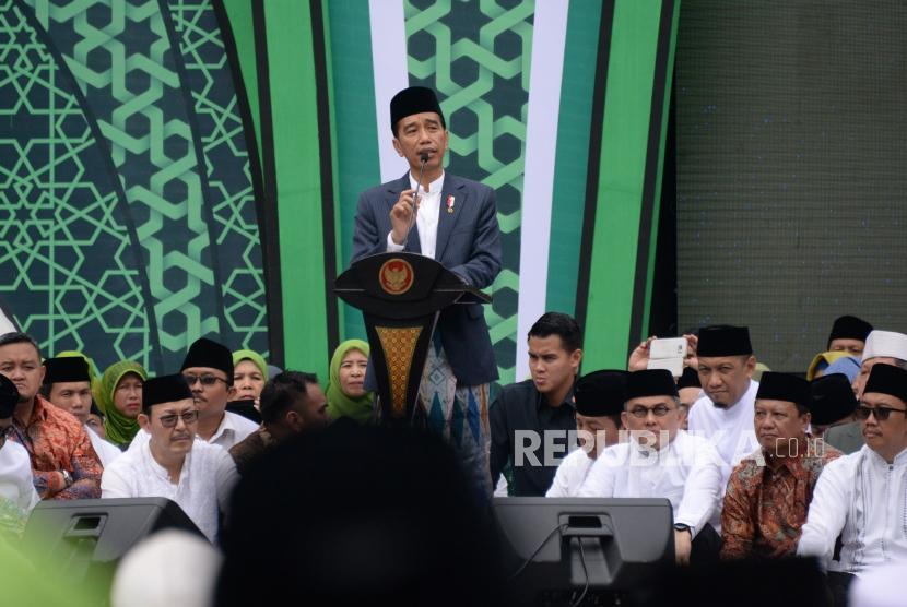 Presiden Joko Widodo memberikan sambutan pada Harlah Ke-73 Muslimat NU di Stadion Utama Gelora Bung Karno, Senayan, Jakarta, Ahad (27/1).