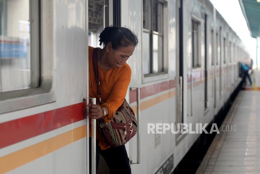 Penumpang menuruni Kereta Rel Listrik (KRL) ketika adanya pemadaman listrik, Stasiun Manggarai, Jakarta, Ahad (4/8).