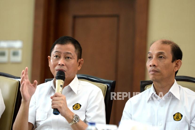 Energy and Mineral Resources Minister Ignasius Jonan (left) explains the revocation of 22 regulations that were hampering the investment process at his office, Jakarta, on Monday (Feb 12).
