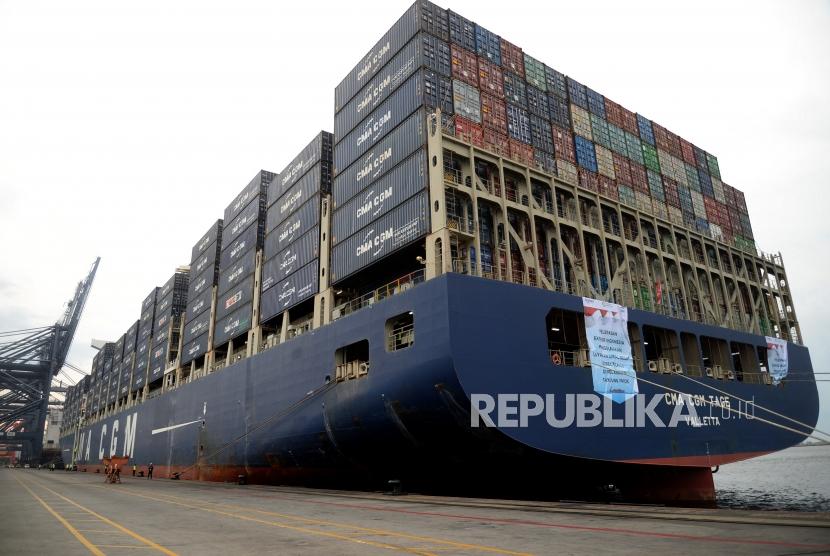 Kapal bermuatan puluhan kontainer (ilustrasi).