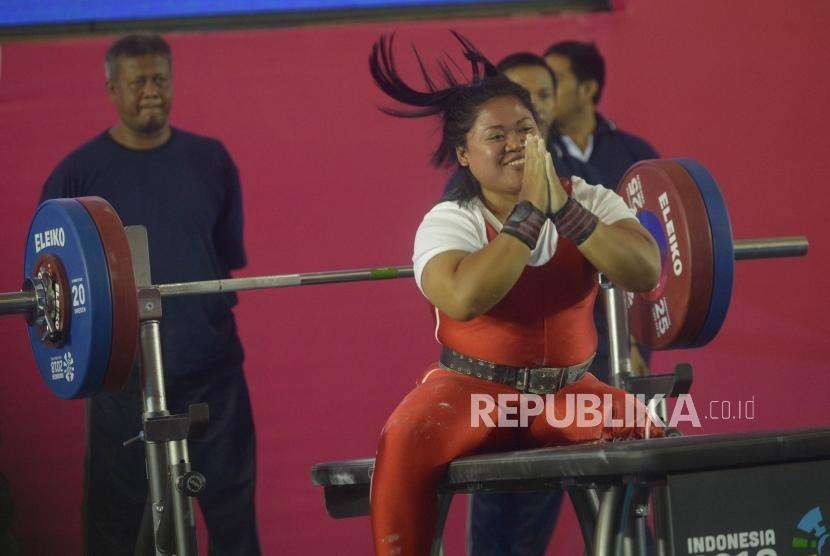 Ekspresi lifter Indonesia Siti Mahmudah usai melakukan angkatan dalam final kategori perempuan 79 kg Asian Para Games, Balai Sudirman, Jakarta, Rabu (10/10).