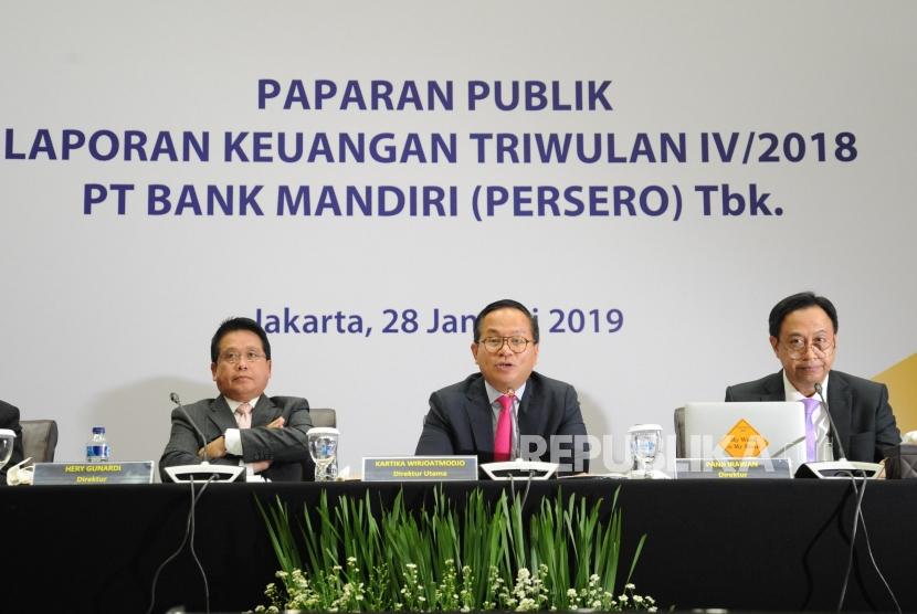 Direktur Utama Bank Mandiri Kartika Wirjoatmojo (tengah) berikan paparan Laporan Keuangan Triwulan IV/2018 PT Bank Mandiri Tbk di Jakarta, Senin (28/1).