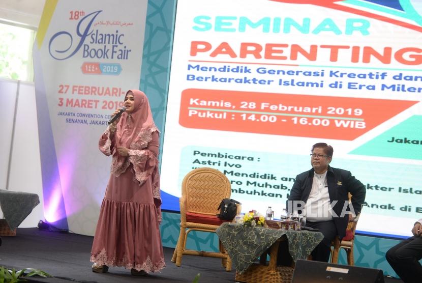 Mendidik Anak di Era Digital. Artis Astri Ivo menyampaikan materi saat diskusi di acara Islamic Book Fair 2019 di Balai Sidang Jakarta, Kamis (28/2/2019).
