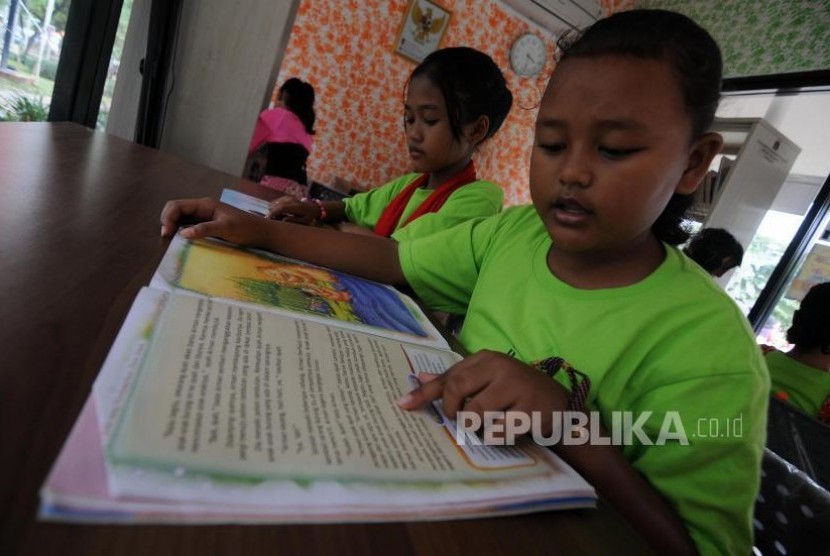 Rendahnya Minat Baca Indonesia. Anak-anak membaca buku di Ruang Publik Terpadu Ramah Anak (RPTRA) Lenteng Agung, Jakarta Selatan, Sabtu (4/11).