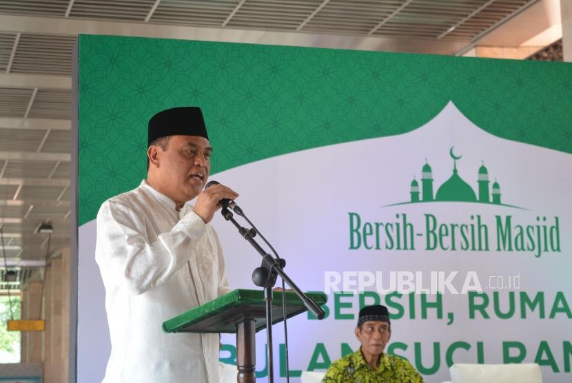 Peluncuran Gerakan Bersih-Bersih Masjid : Wakil Ketua Dewan Masjid Indonesia (DMI) Komjen Pol. Syafruddin, menyampaikan sambutannya sekaligus membuka kegiatan “Bersih-Bersih Masjid” di Mesjid Istiqlal, Gambir, Jakarta, Selasa (8/5).