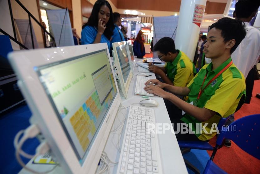 Pengunjung mencoba mengerjakan koding di salah satu stan pada Pameran Indonesia International Education & Training Expo 2019 di Jakarta Convention Center, Jakarta, Jumat (15/2).