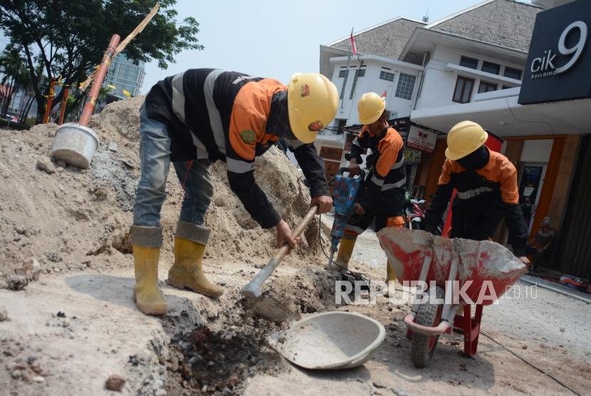 Pekerja menyelesaikan pembuatan trotoar di Jakarta. (Ilustrasi)