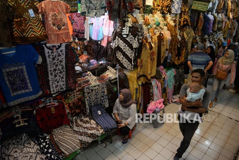 Berburu Baju lebaran. Pengunjung memadati los pakaian di Pasar Beringharjo, Yogyakarta, Ahad (26/5).  Meski terjadi pandemi, peminat baju lebaran tetap tinggi.