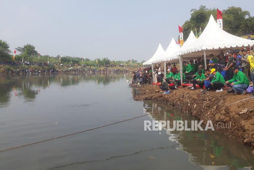 Puluhan ribu pemancing mengikuti Gebyar Ngabuburit Mancing Mania Citarum Harum dalam rangka memperingati hari jadi Kodam III/Siliwangi ke 72 tahun, di Citarum Sektor B3, Kelurahan Sulaiman, Kecamatan Margahayu, Kabupaten Bandung, Ahad (3/6).