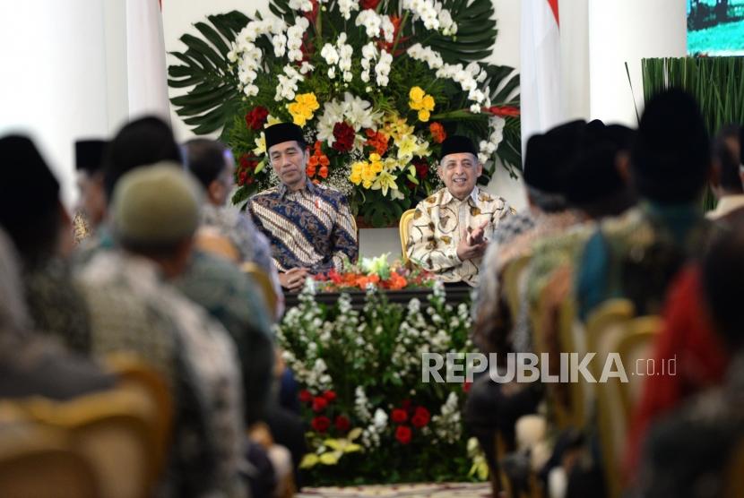 Pembukaan Mukatamar Al Iryad. Presiden Joko Widodo (kiri) bersama Ketua Umum PP Al Irsyad Al Islamiyah Abdullah Djaidi saat silaturahim dengan jajaran pimpinan Al Irsyad Al Islamiyah di Istana Bogor, Jawa Barat, Kamis (16/11).