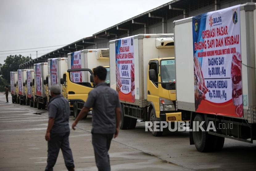 Antrean truk yang membawa daging kerbau dan sapi saat Launching dan Pelepasan Operasi Pasar Kerbau dan Sapi (Stabilisasi Pangan) di Perum BULOG Divre DKI Jakarta, Kelapa Gading, Jakarta, Rabu (20/12).