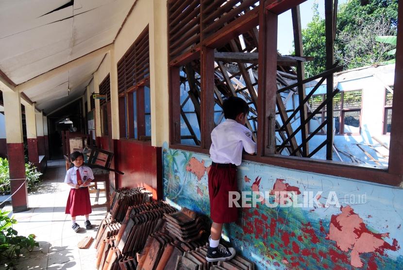 Sejumlah siswa melihat ruangan kelas yang ambruk di Sekolah Dasar Negeri (SDN) Kotabatu 08, Bogor, Jawa Barat, Senin (23/7).