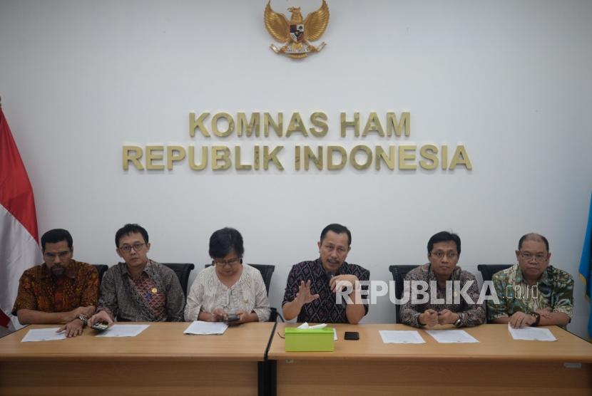 Ketua Komnas HAM Ahmad Taufan Damanik bersama pimpinan dan anggota Komnas HAM memberikan keterangan pers. (ilustrasi)