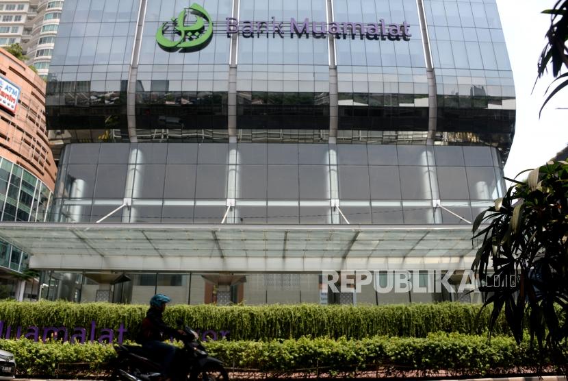 Logo Bank Muamalat terpasang depan kantor pusatnya, Jakarta, Ahad (2/12).
