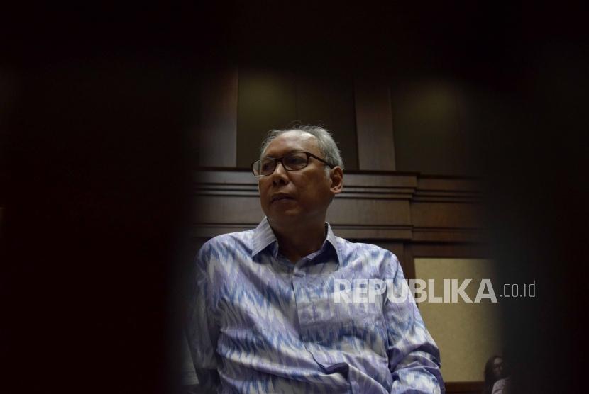 Terdakwa kasus dugaan perintangan penyidikan kasus KTP elektronik Bimanesh Sutarjo bersiap    menjalani sidang putusan di Pengadilan Tindak Pidana Korupsi, Jakarta, Senin (16/7).