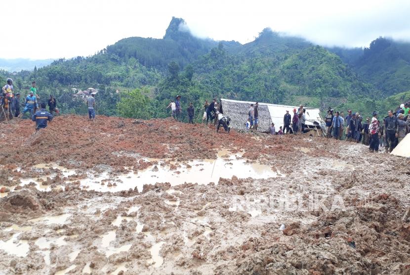 Proses evakuasi korban longsor di Kampung Cimapag, Desa Sirnaresmi Kecamatan Cisolok, Kabupaten Sukabumi Selasa (1/1).