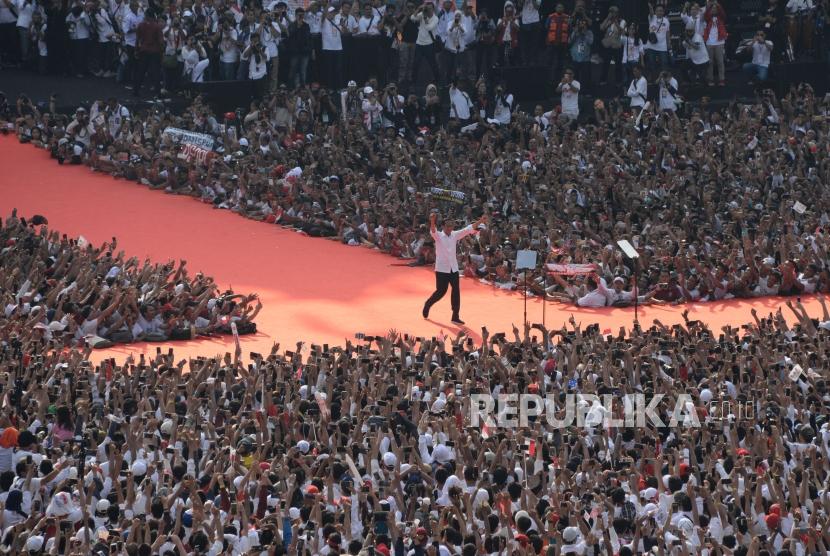 Calon Presiden no urut 01 Joko Widodo saat hadir pada Konser Putih Bersatu di GBK, Senayan, Jakarta, Sabtu (13/4).