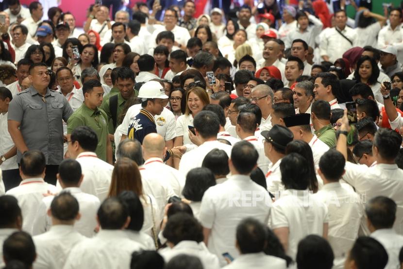 Deklarasi Pengusaha Untuk Jokowi-Amin. Capres Nomer 01 Joko Widodo menyalami simpatisan saat deklarasi dukungan 10 ribu pengusaha untuk Jokowi-Amin di Istora Senayan, Jakarta, Kamis (21/3/2019).