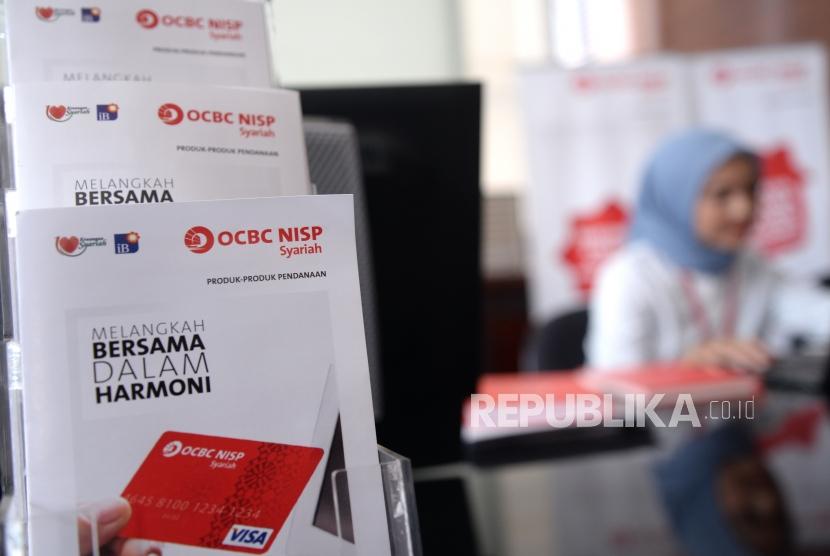  Petugas melayani transaksi nasabah di kantor layanan OCBC NISP Syariah, Jakarta, beberapa waktu lalu.