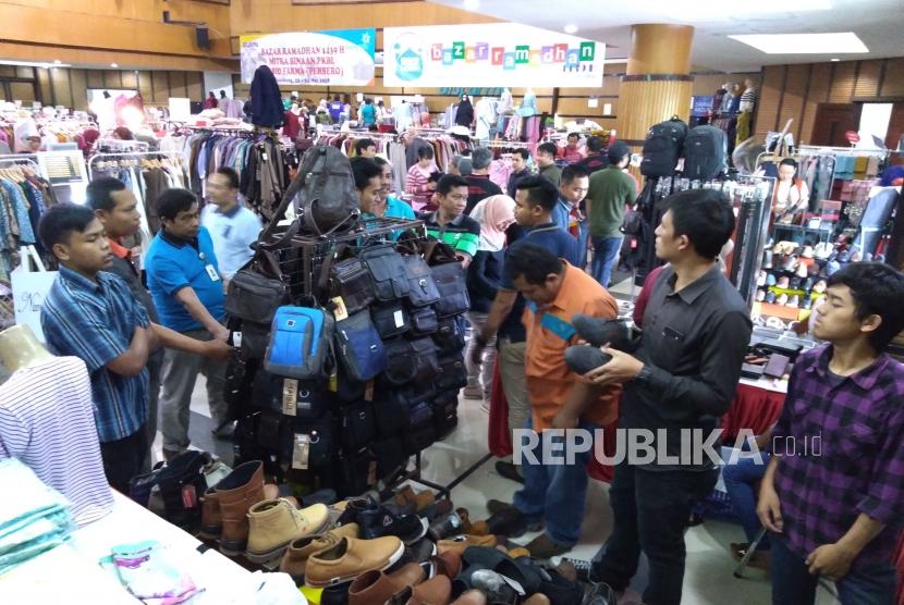 Pengunjung memilih barang pada Bazar Ramadhan 1439 H di Aula Biofarma, Kota Bandung, Kamis (24/8).