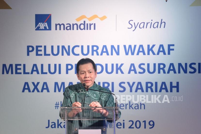 Presiden Direktur AXA Mandiri Handojo G. Kusuma memberikan sambutan saat peluncuran Wakaf melalui produk asuransi AXA Mandiri Syariah di Jakarta, Senin (13/5).