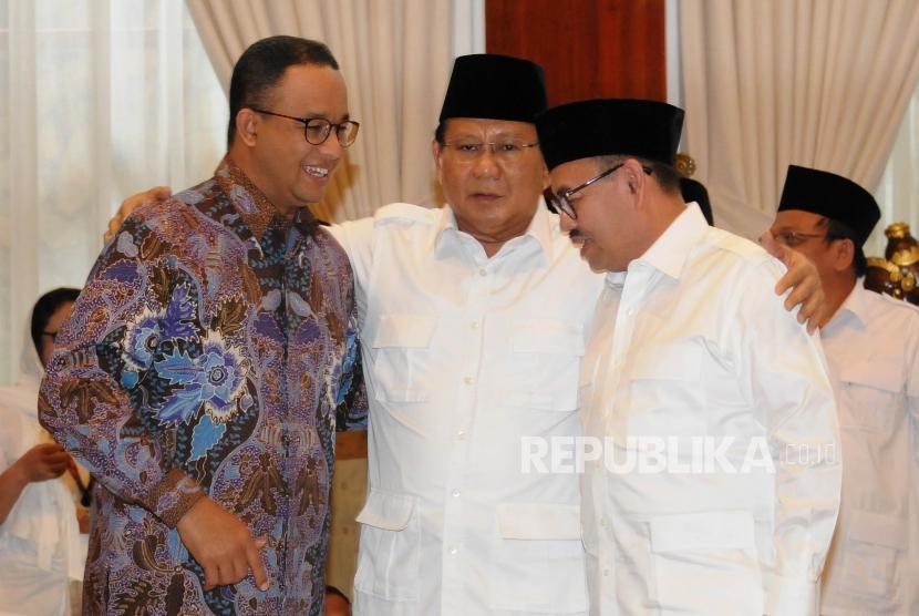 Deklarasi Calon Gubernur Jawa Tengah Partai Gerindra. Gubernur DKI Jakarta Anies Baswedan bersama Ketua Umum Partai Gerindra Prabowo Subianto dan Calon Gubernur Jawa Tengah dari Partai Gerindra Sudirman Said (dari kiri) saat menghadiri deklarasi calon Gubernur Jawa Tengah dari Partai Gerindra di kediaman Prabowo, Kebayoran Baru, Jakarta, Rabu (13/12).