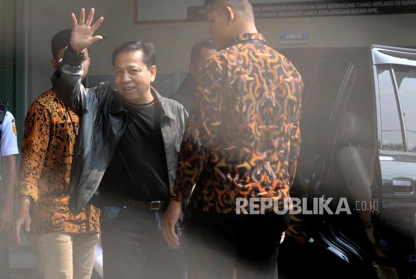 Terpidana kasus korupsi KTP elektronik Setya Novanto melambaikan tangan ketika berjalan keluar tahanan gedung KPK, Jakarta, Jumat (4/5).