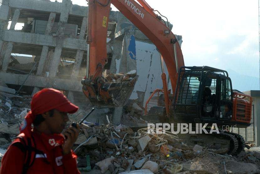 Sejumlah alat berat saat melakukan proses evakuasi korban yang tertimbun reruntuhan bangunan Hotel Roa Roa, Palu, Sulawesi Tengah, Senin (1/10).
