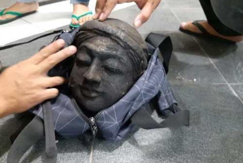  Barang bukti kepala arca yang diamankan dari tersangka pencurian di Sendang Bancolono Tawangmangu saat diamankan di Mapolres Karanganyar, Senin (2/9/2019). Foto/Wardoyo