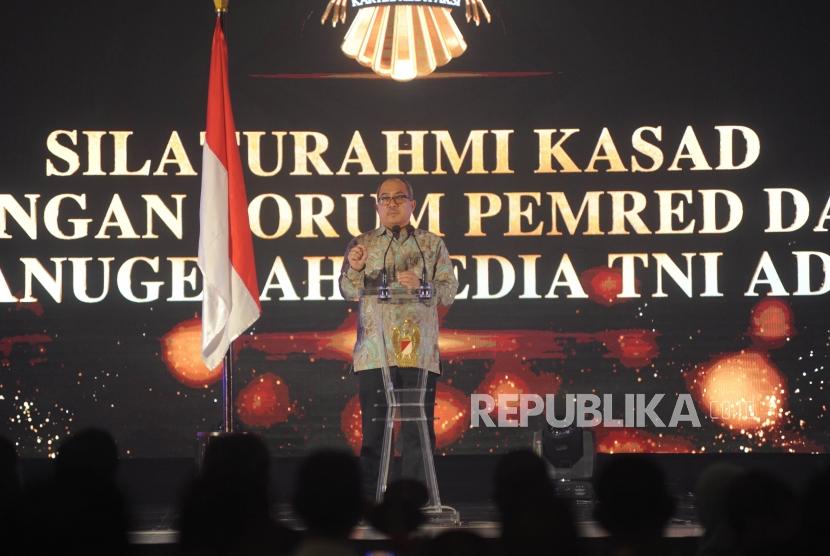 Ketua Forum Pemimpin Redaksi (Forum Pemred) Suryopratomo memberikan sambutan dalam acara Silaturahmi Kasad dengan forum Pemred, Wartawan dan Jajaran Penerangan TNI AD Balai Kartini, Jakarta, Rabu (21/2).
