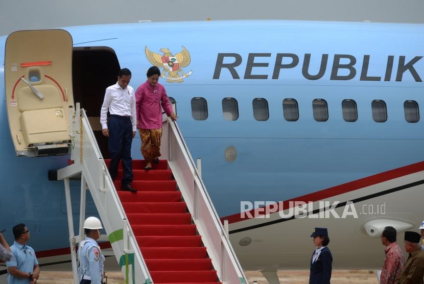 Peresmian Bandara Samarinda. Presiden Joko Widodo bersama Ibu Iriana Joko IWidodo tiba menggunakan pesawat kepresidenan di Bandara APT Pranoto di Samarinda, Kalimantan Timur, Kamis (25/10).