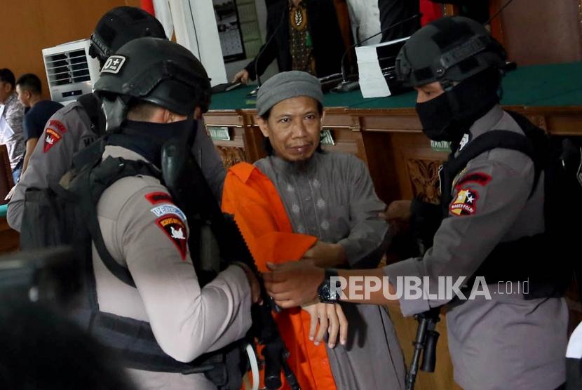 Terdakwa kasus terorisme Aman Abdurrahman usai menjalani sidang pembacaan tuntutan di Pengadilan Negeri Jakarta Selatan, Jumat (18/5).