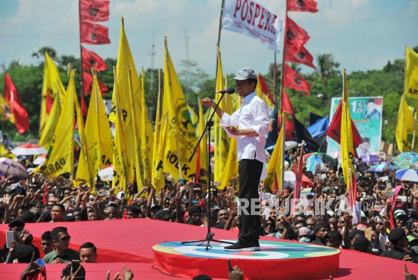 Calon presiden nomor urut satu Joko Widodo melakukan kampanye terbuka di Lapangan Sitarda, Kupang, Nusa Tenggara Timur, Senin (8/4).