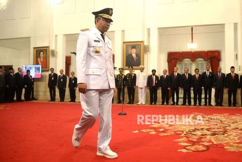 Pelantikan Gubernur NTB. Gubernur terpilih NTB Zulkieflimansyah (kiri) bersiap menandatangani berita acara pelantikan oleh Presiden Joko Widodo di Istana  Negara, Jakarta, Rabu (19/9).