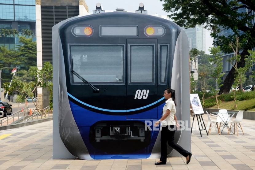 Petugas berktivitas didekat mini information center atau pusat layanan informasi di Stasiun MRT Dukuh Atas, Jakarta, Senin (7/1).