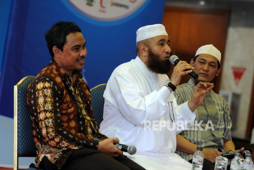 Penulis Internasional asal Mesir Syaikh Mahmud Al Mishri (tengah) memaparkan pendapatnya pada acara Jumpa Penulis Internasional di Jakarta Convention Center (JCC), Jakarta, Kamis (19/4).