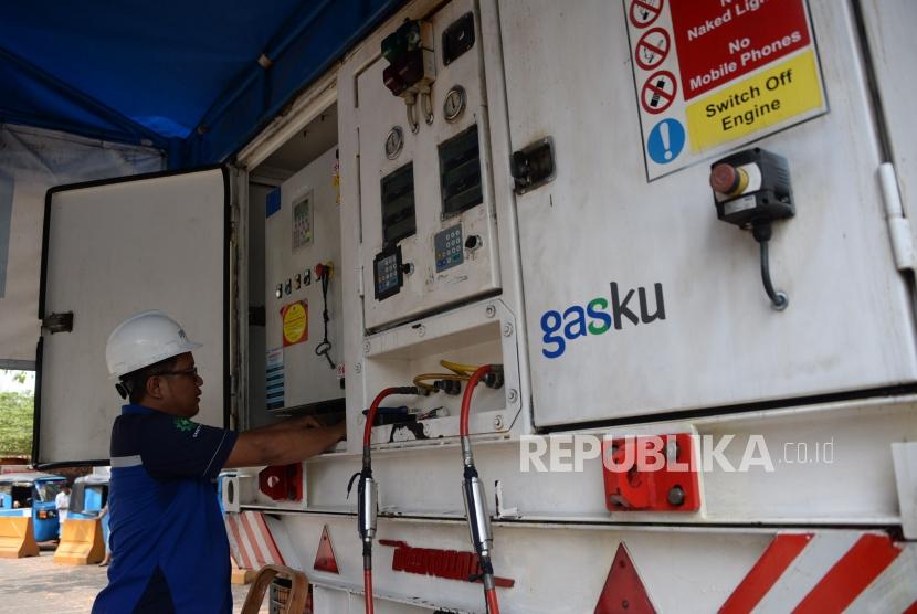 Petugas beraktivitas di Mobile Refueling Unit (MRU) milik PT Perusahaan Gas Negara (PGN) di Kawasan Monas, Jakarta, Ahad (21/10).