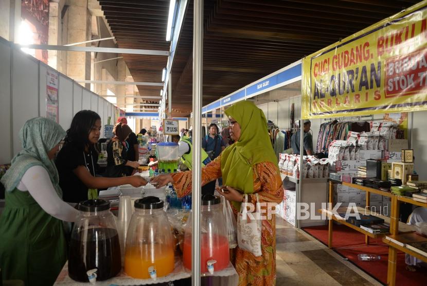 Suasana stand bazzar festival republik di Masjid At-Tin, Jakarta, Jumat (29/12).
