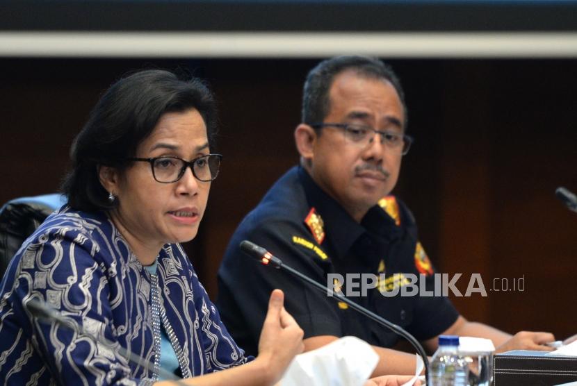 Aturan Ekspor dan Impor Penumpang. Menteri Keuangan Sri Mulyani (kiri) bersama Dirjen Bea dan Cukai Heru Pambudi  saat konferensi pers di Gedung Kementerian Keuangan, Jakarta, Kamis (28/12).