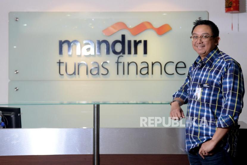Direktur Utama Mandiri Tunas Finance Arya Suprihadi saat diwawancarai Republika,Jakarta, Senin (18/2).