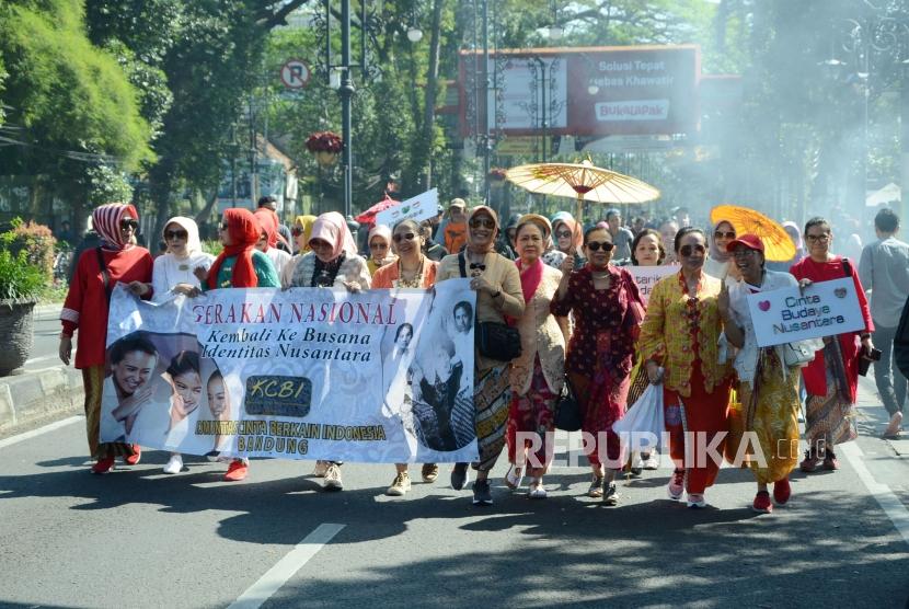 Sejumlah perempuan yang tergabung dalam Komunitas Cinta Berkain Indonesia (KCBI) Bandung, berjalan memakai kebaya, di Car Free Day (CFD), Jalan Ir H Djuanda, Kota Bandung, Ahad (14/7). (ilustrasi)