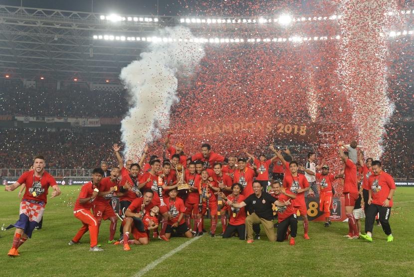 Pesepak bola Persija Jakarta mengangkat piala seusai menang melawan Bali United pada final Piala Presiden 2018 di Stadion Utama Gelora Bung Karno, Senayan, Jakarta, Sabtu (17/2).