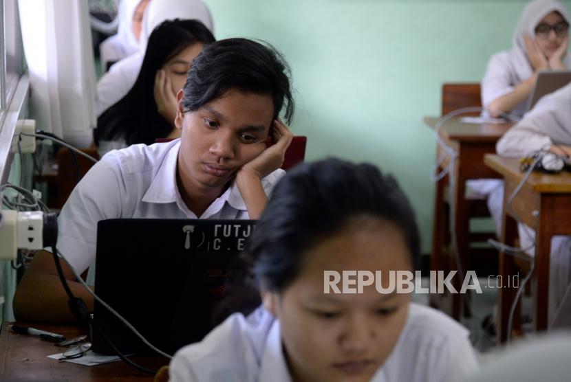 Sejumlah Siswa mengikuti Ujian Nasional Berbasis Komputer (UNBK) di Sekolah Menengah Atas Negeri (SMAN) 28 Jakarta, Senin (1/4).