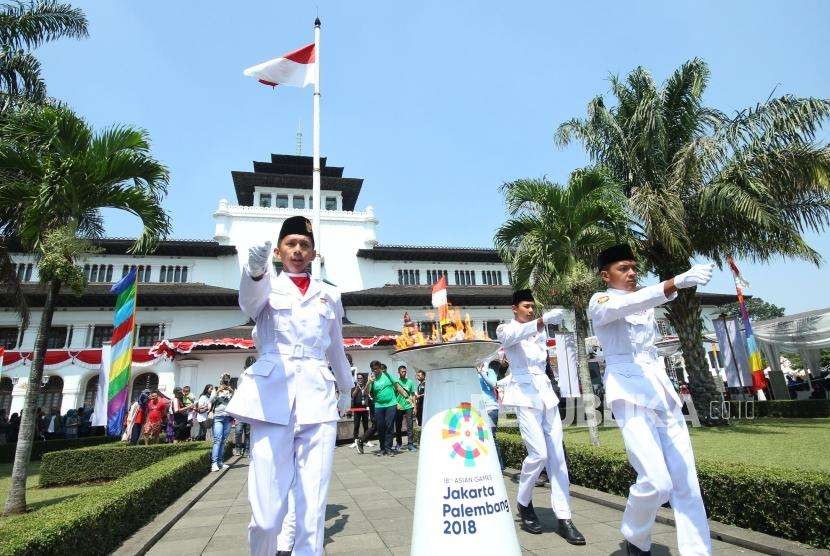 Prosesi Paskibraka di tempat isemayamkannya obor Asian Games di Gedung Sate, Jalan Diponegoro, Kota Bandung, Sabtu (11/8).