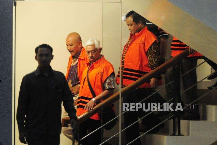 Anggota DPRD Kota Malang Suparno Hadiwibowo, Teguh Mulyono, Choeroel Anwar (dari kiri) mengenakan rompi oranye usai pemeriksaan di Gedung KPK, Jakarta, Senin (3/9).