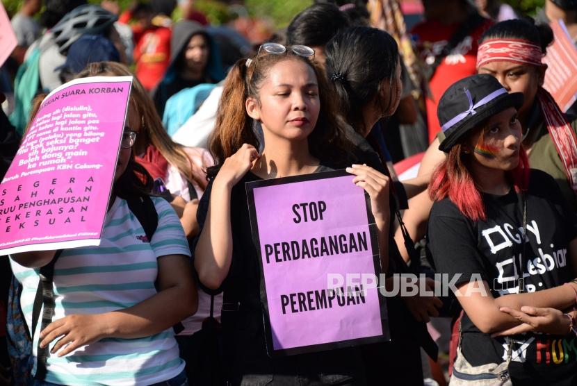 Hari Perempuan Internasional. Sejumlah aktivis perempuan menggelar aksi saat peringatan Hari Perempuan Internasional di kawasan Monuman Nasional (Monas), Jakarta, Jumat (8/3).
