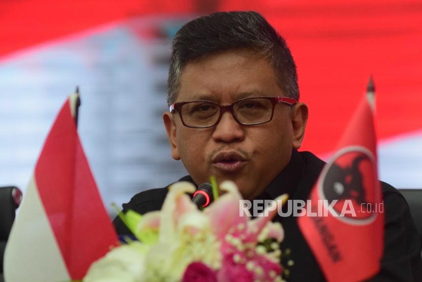 Sekretaris Jenderal  PDIP, Hasto Kristiyanto (tengah), memberikan sambutan dalam  pembukaann  kaderisasi PDI Perjuangaan di DPP PDIP, Jalan Diponegoro, Menteng, Jakarta, Senin (9/7).