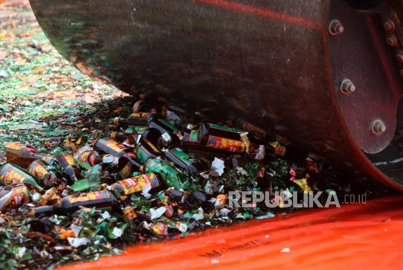 Petugas menggunakan buldoser memusnahkan ribuan botol minuman keras atau miras (ilustrasi).
