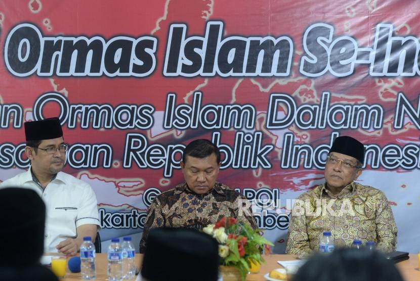 Ketua Umum PBNU Aqil Said Siradj, Dirjen Polpum Kemendagri Soedarmo, dan Irjen Pol Merdisyam (dari kanan) menjadi nara sumber diskusi terkait ormas islam di Lembaga Persahabatan Ormas Islam (LPOI), Jakarta, Sabtu (17/11).