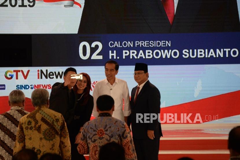 Capres No 01 Joko Widodo dan Capres No 02 Prabowo Subianto berfoto usai debat kedua calon presiden pemilu 2019, Jakarta, Ahad (17/2).